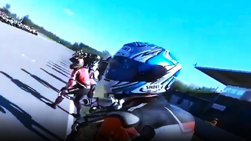 Ecco come si fa una partenza seria: corsa alla moto e poi full-gas fino alla prima curva! [VIDEO VIRALE]