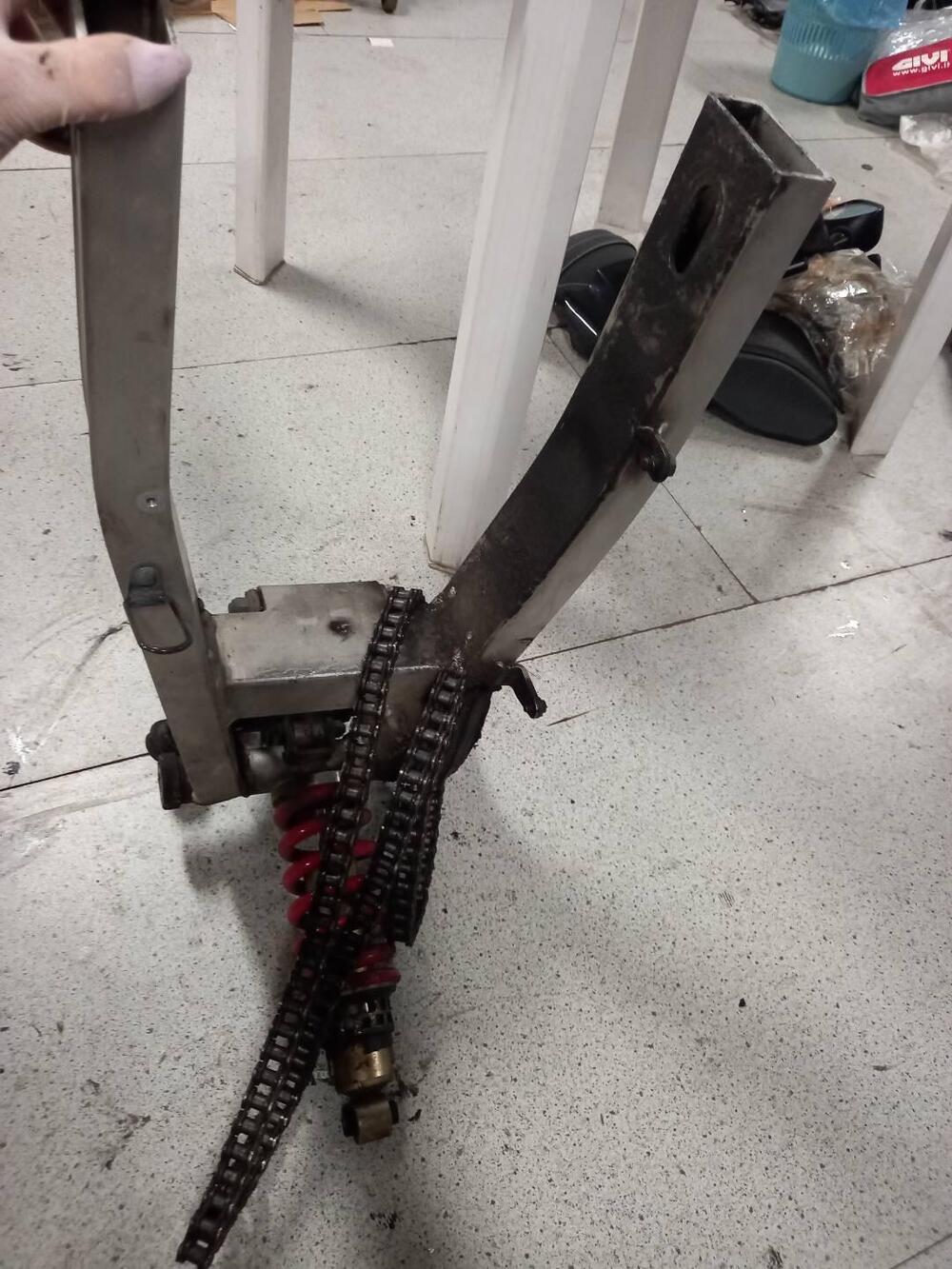 Monobraccio posteriore monoammortizzatore e catena Yamaha (2)