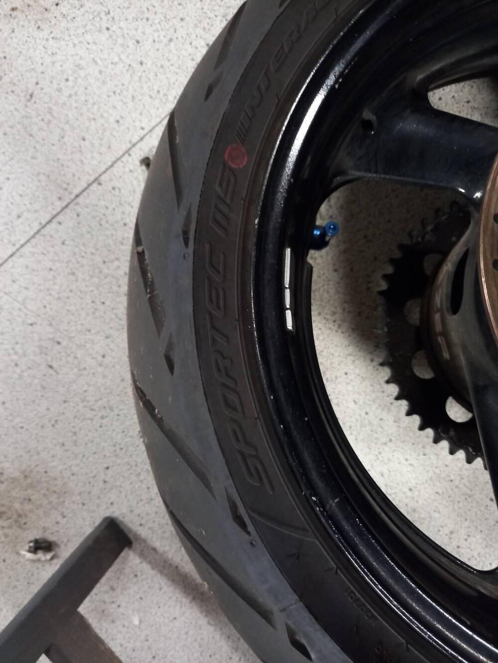 Cerchio posteriore completo gomma corona disco sup Yamaha (4)