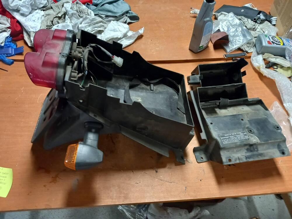 Porta targa sottocoda completo di faro frecce e va Kawasaki (3)