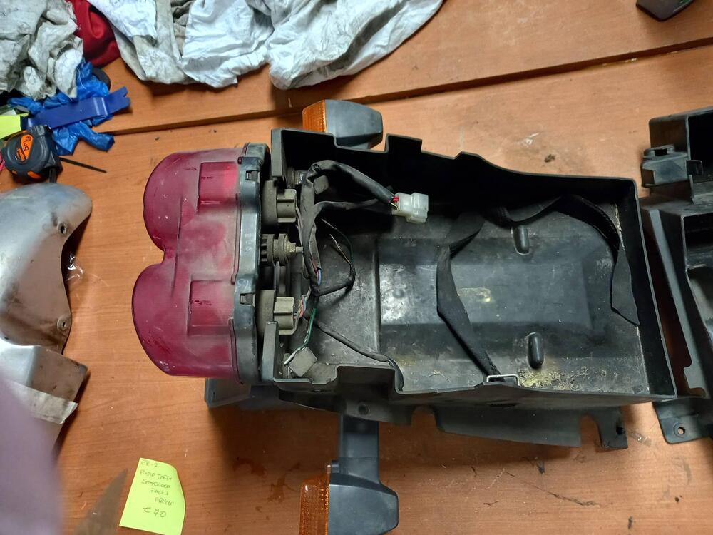 Porta targa sottocoda completo di faro frecce e va Kawasaki (4)