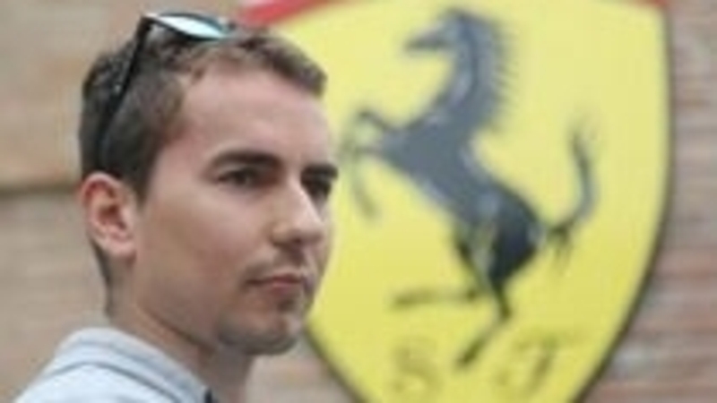 Jorge Lorenzo visita la Ferrari  