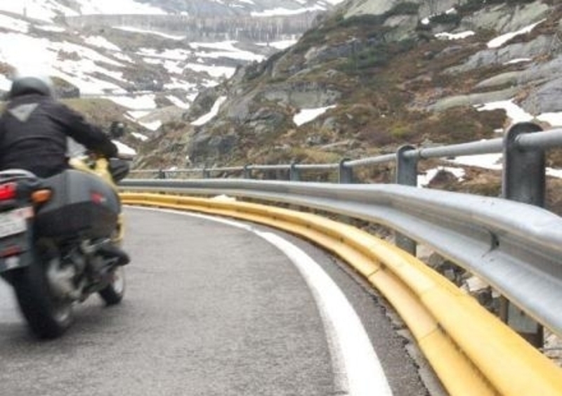 Da Udine a Trieste in moto contro i guard rail