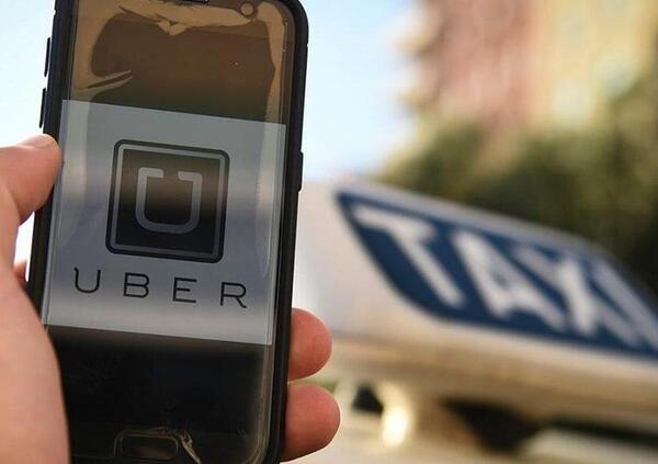 Accordo storico tra It.Taxi e Uber: i tassisti e la multinazionale si spartiscono la Capitale 