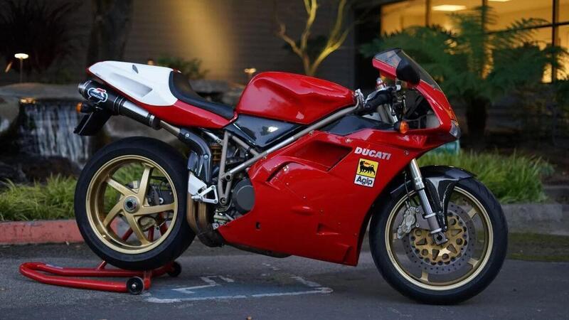 Una bellissima Ducati 916 SPS del 1998 venduta a 30.000 dollari