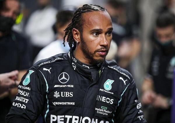 Sui social gira una fake news su Hamilton: Lewis ha toccato o no l&rsquo;ala della Red Bull di Verstappen?