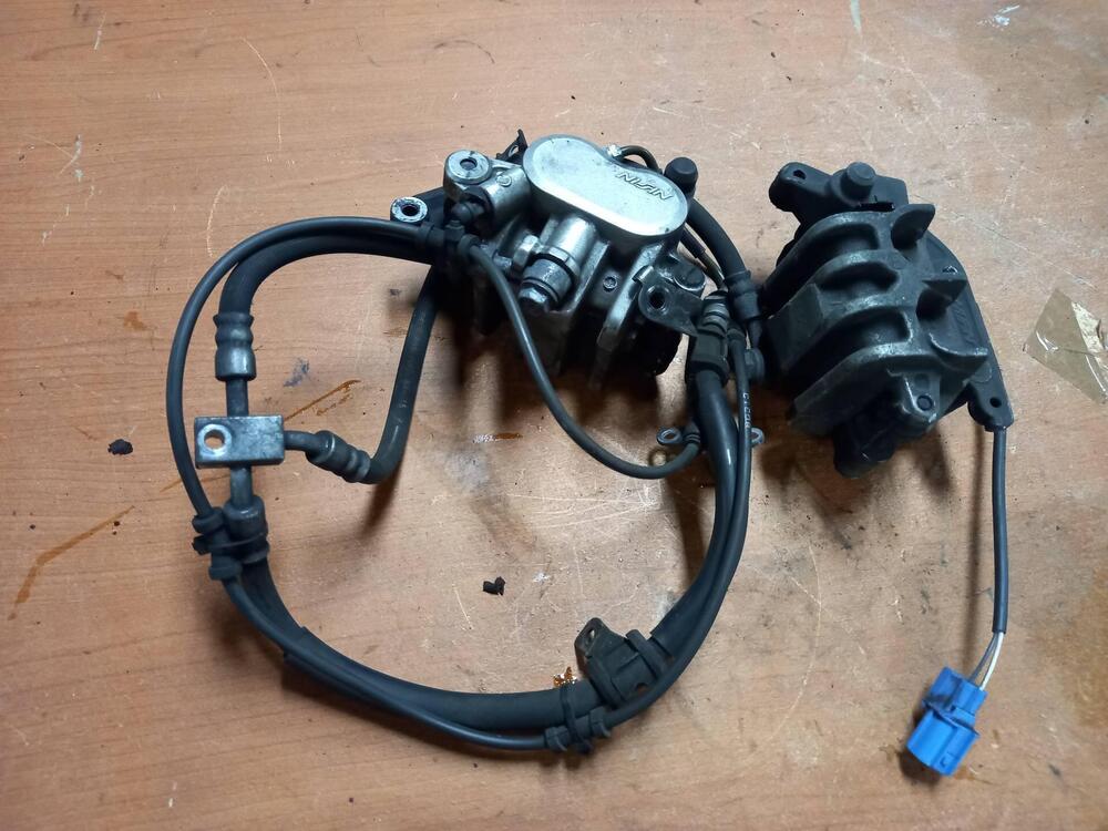 Coppia pinza freni anteriori completi sensore ABS Suzuki (3)