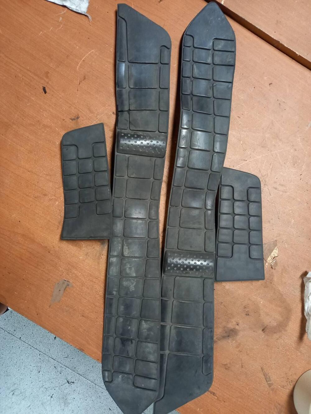 Serie tappetini Burgman Suzuki 2006-2011 (2)