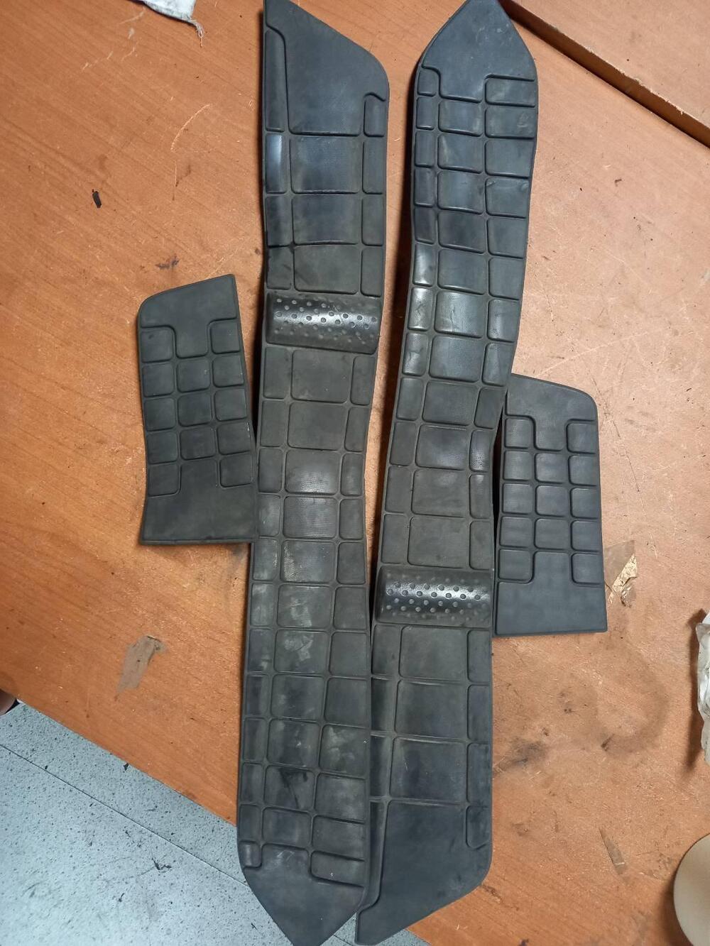 Serie tappetini Burgman Suzuki 2006-2011 (3)