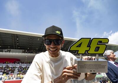 MotoGP 2022. GP d'Italia al Mugello. Ciao 46, ciao Valentino Rossi, ritirato il numero giallo tra cori da stadio: È un momento molto triste [GALLERY]