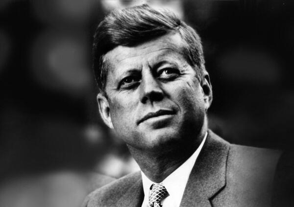 Tutto quello che non torna nella &ldquo;versione ufficiale&rdquo; sull&#039;assassinio di Kennedy, a 105 anni dalla nascita di JFK