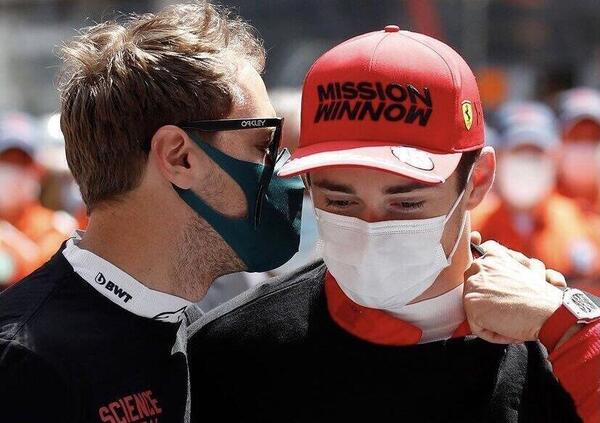 Vettel consola Leclerc nel momento pi&ugrave; buio: l&rsquo;immagine dei due ex compagni di squadra fa il giro del mondo