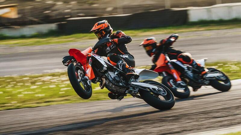 KTM 450 SMR 2023. Supermotard da impennate e traversi infiniti