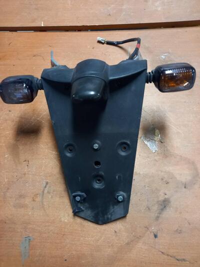 Portatarga pi&ugrave; frecce e una luce targa Gilera Nexu