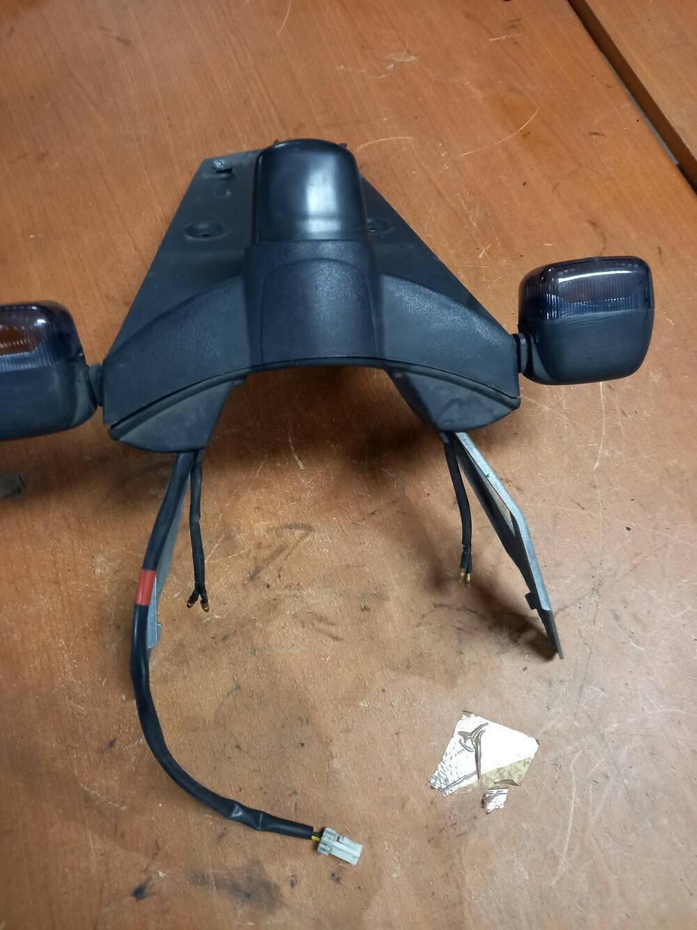 Portatarga più frecce e una luce targa Gilera Nexu (2)