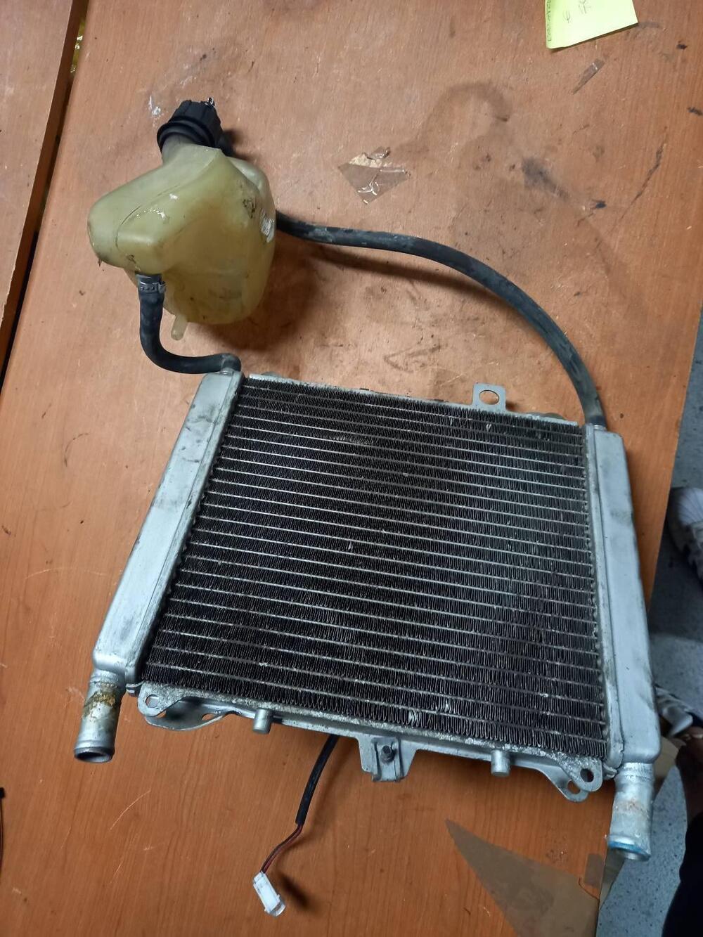 Radiatore con ventola e vaschetta Gilera Nexus 500 (2)