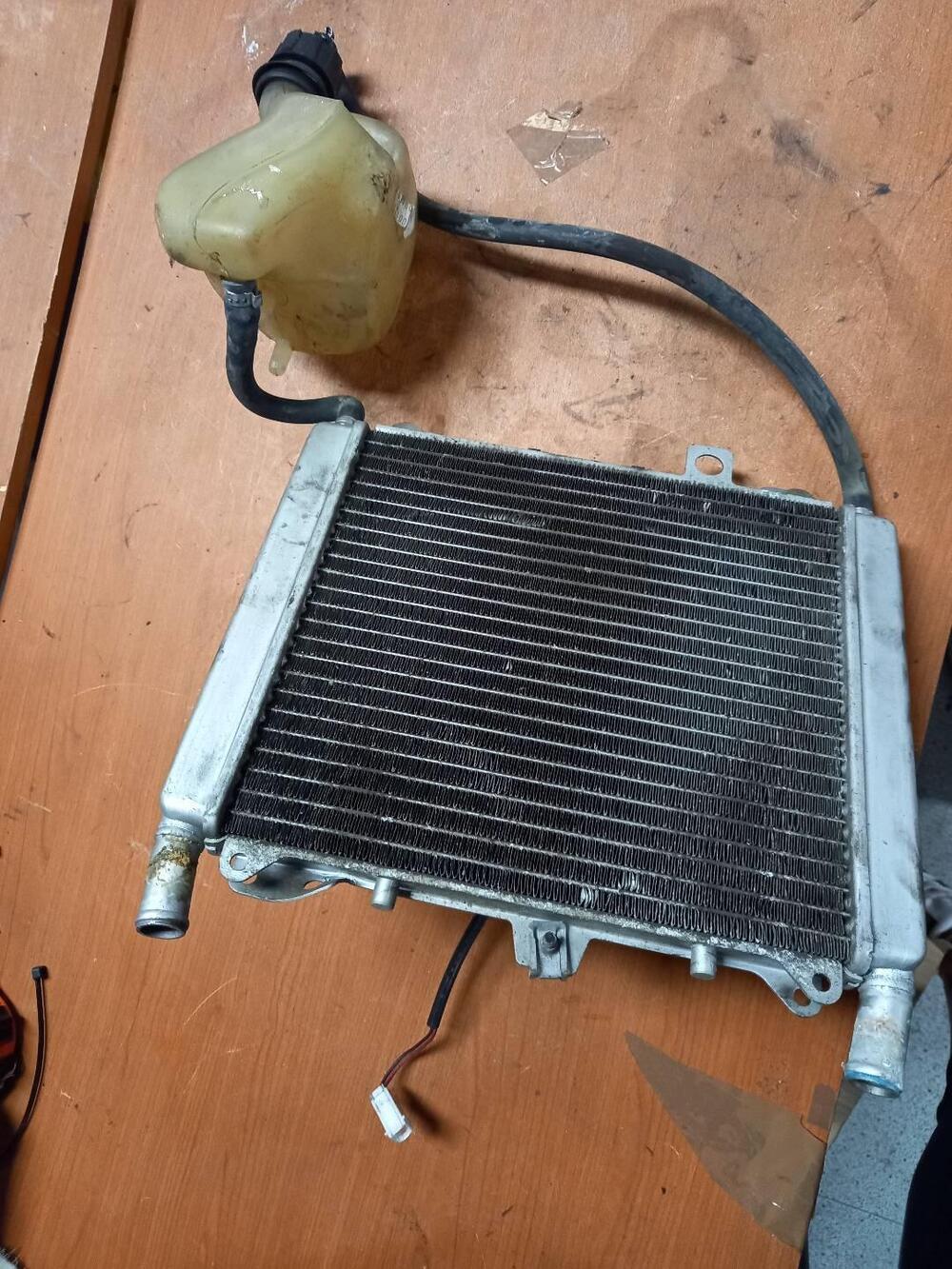 Radiatore con ventola e vaschetta Gilera Nexus 500 (3)