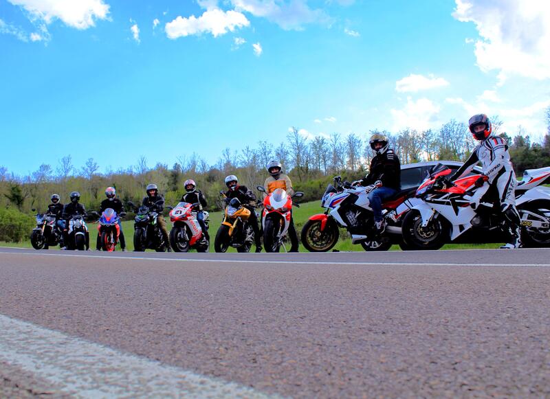 Un gruppo di motociclisti sotto Castel San Gimignano in quello che viene chiamato &quot;Il Pistino&quot; (foto di Umberto Agostini)