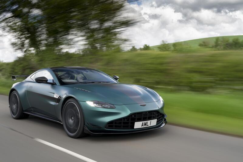 Aston Martin Vantage F1 Edition, dentro la replica della Safety Car [VIDEO]