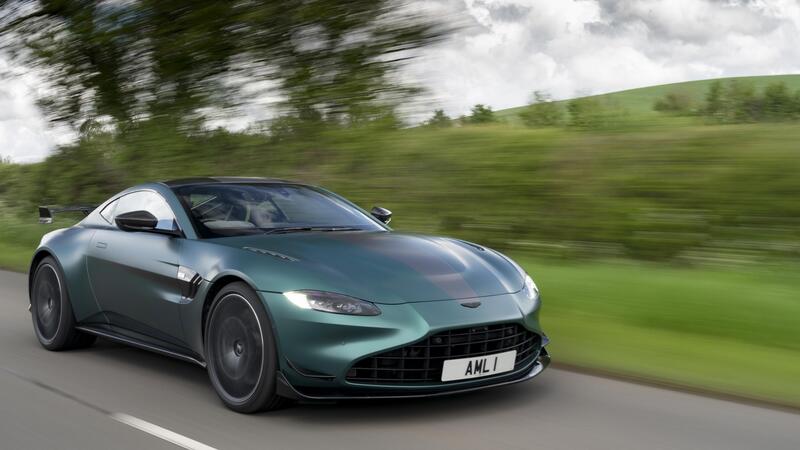 Aston Martin Vantage F1 Edition, dentro la replica della Safety Car [VIDEO]