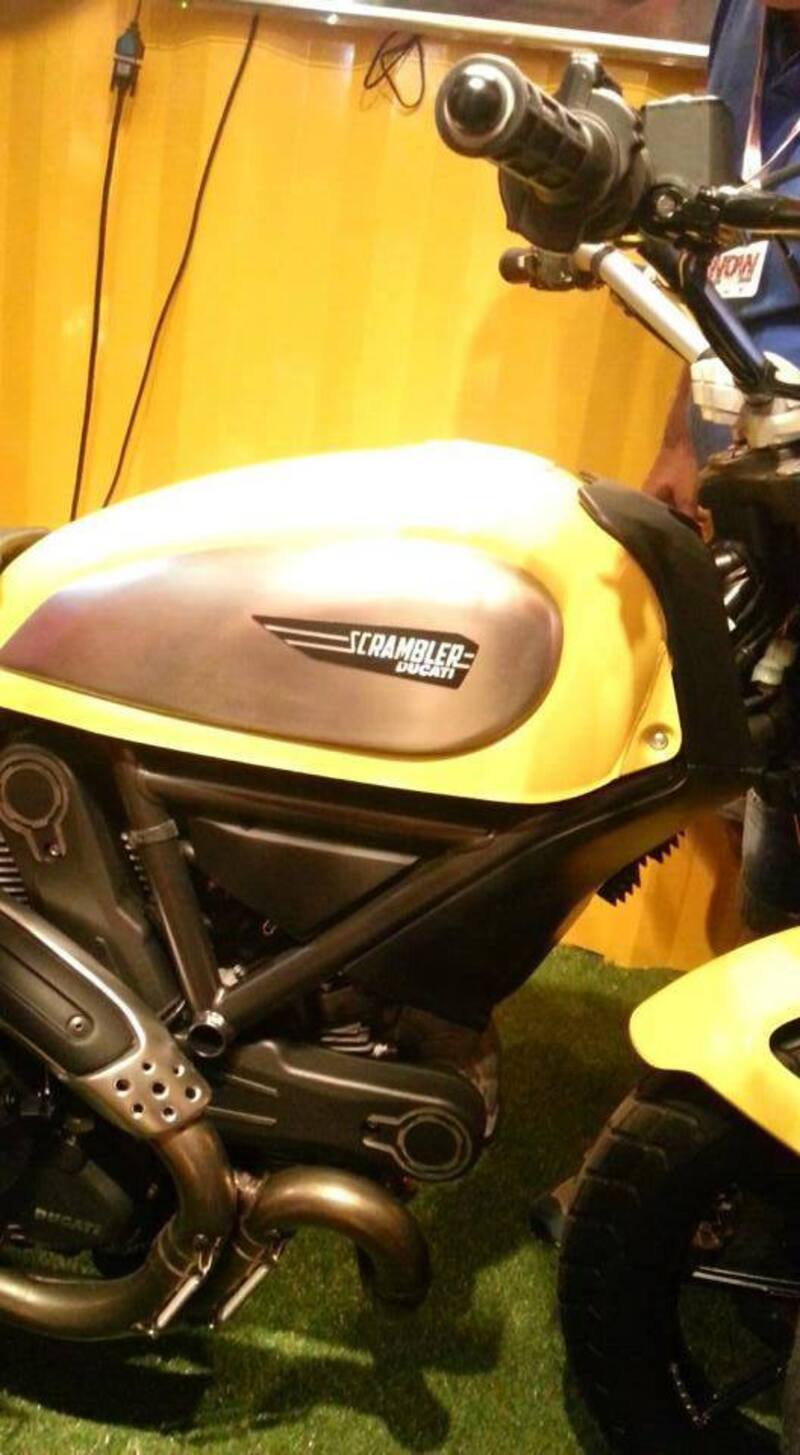 Ducati Scrambler, una foto dentro al container