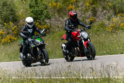 Ducati Monster 1200 vs Kawasaki Z1000