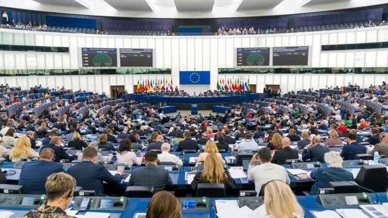 Stop alle auto benzina e diesel dal 2035, il Parlamento Europeo ha approvato 