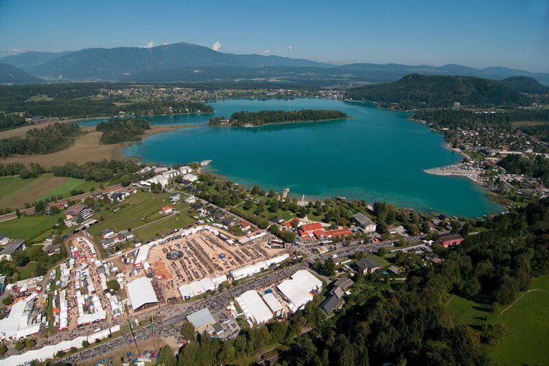 Il lago Faak con il villaggio dei biker