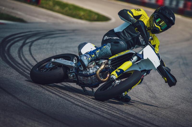 E&#039; una belva fra i cordoli la nuovissima Husqvarna FS 450 Supermoto