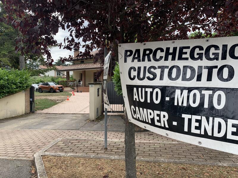 Un esempio di parcheggio adibito nel giardino di casa