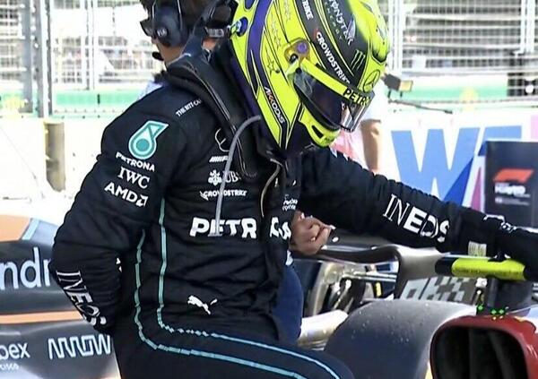 A Baku il vero eroe &egrave; Lewis Hamilton che, distrutto dal dolore, si rialza ancora: ecco l&#039;immagine pi&ugrave; forte di questa domenica