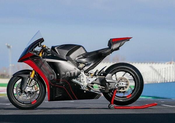 Michele Pirro al Mugello con la Ducati MotoE: l&#039;elettrica va forte (quasi) come una MotoGP! [VIDEO] 