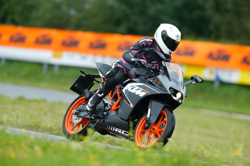 La nostra tester Cristina Bacchetti in sella alla KTM RC 125