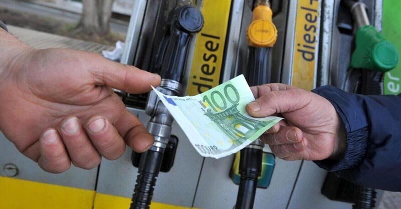 Il Codacons fa i conti con benzina e gasolio, e fanno paura. Chiesti interventi del Governo