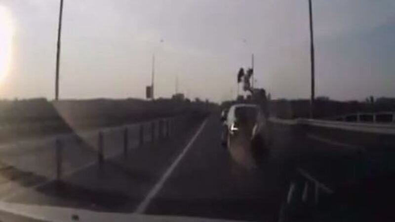 Incidente sorprendente: tampona un'auto e il risultato &egrave; incredibile [video] 