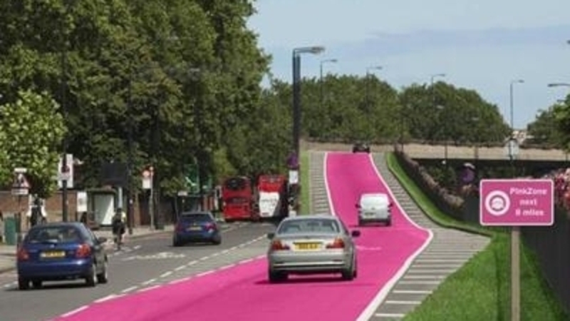 Ipotesi corsie rosa in UK per le donne: simbolo di civilt&agrave; o discriminazione?