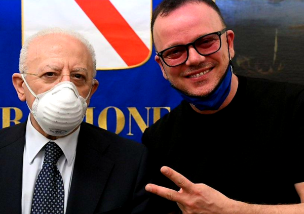 Gigi D&#039;Alessio, selfie salati: la Campania di Vincenzo De Luca taglia la sanit&agrave;, ma spende 250mila euro per lo show 