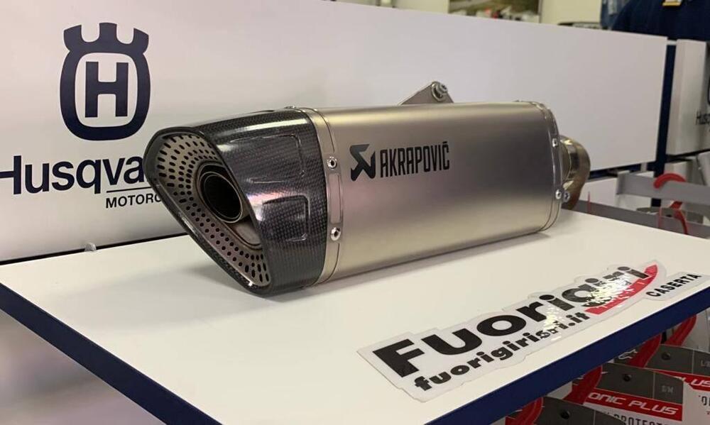 Scarico Husqvarna Akrapovic 701 vitpilen/Svartpile (2)