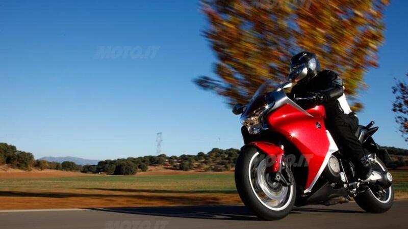 174 km/h sulla statale, inseguito dalla Polizia: motociclista milanese nei guai