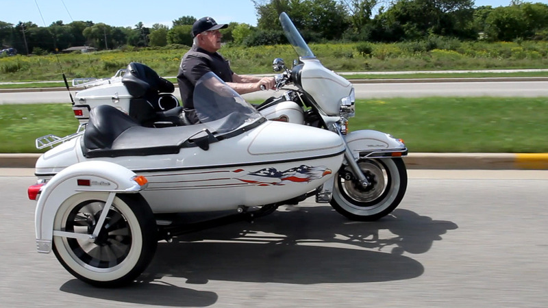 Compie cento anni e si compera un'Harley. Che guida