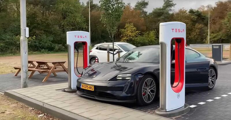 Tesla Supercharger aprono a tutti, presto anche in Italia (prezzi e condizioni)
