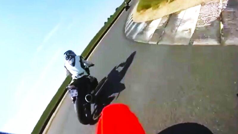 &Egrave; veloce lui con la supermotard o sono lenti gli altri con le moto da corsa? Sorpassa tutti! [VIDEO VIRALE]