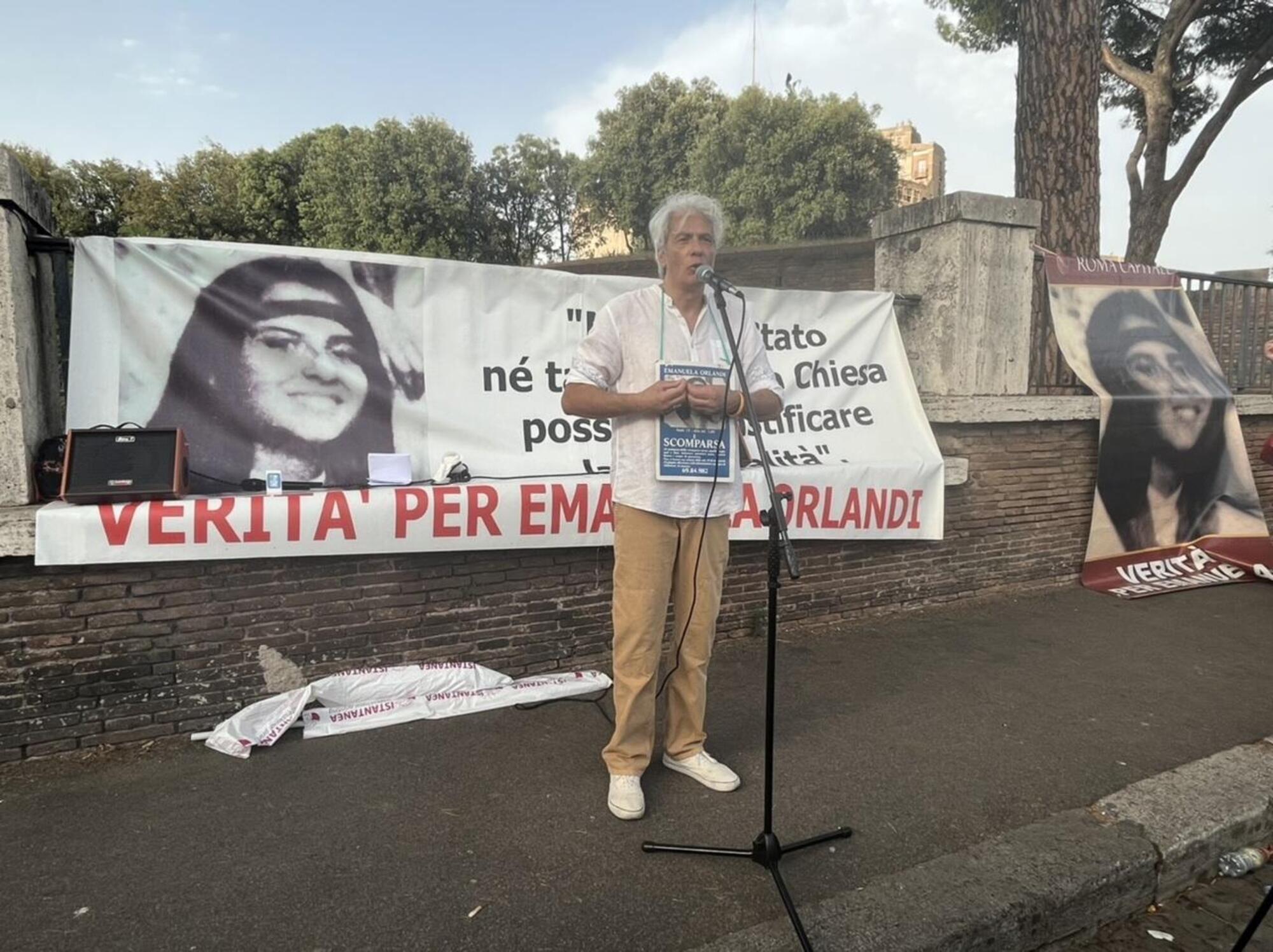 Pietro Orlandi al sit-in davanti al Vaticano per ricordare sua sorella Emanuela