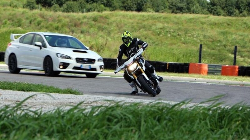 Yamaha MT-09 Street Rally feat Subaru WRX STI: la sfida in pista!