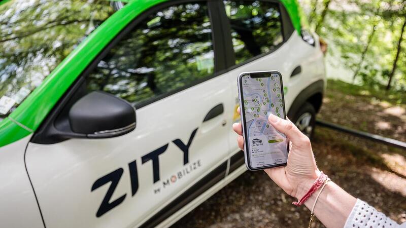 Il nuovo car-sharing di Milano con le Dacia Spring punta sul prezzo: ecco Zity [guida e tariffe]