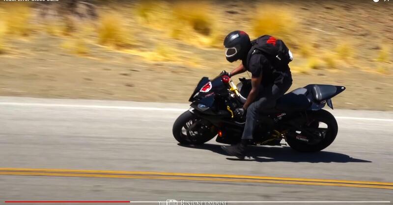 Mulholland Drive a Los Angeles, strada mitica e salvataggi delle moto in piega [VIDEO VIRALE]