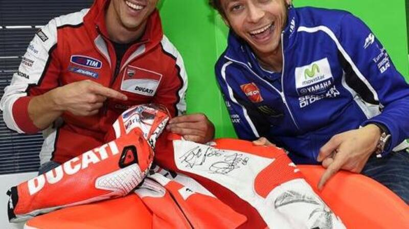 All'asta la tuta di Dovizioso autografata anche da Rossi