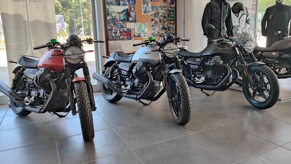 Moto Guzzi V7 Stone (2021 - 24)