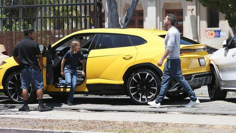 Ben Affleck e la Lamborghini Urus fa crash in retromarcia (col figlio) [VIDEO]