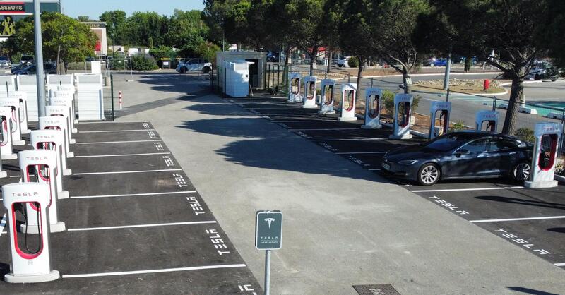 Tesla, aperta l&#039;ottocentesima stazione Supercharger in Europa